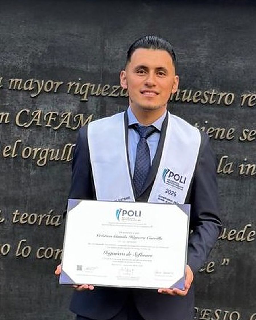 Camilo Higuera con traje, banda de grado y su diploma de Ingeniero de Software